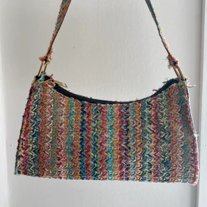 Somrig handväska - Väldigt snygg handväska som passar perfekt till sommaren. Ganska liten i storleken. Helt oanvänd. 