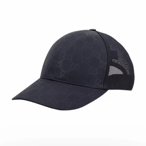 Gucci GG Monogram Cap - Jag köpte kepsen för 6 månader sedan, har inte använt den så mycket. Den är i mycket god skick nästan som ny. Den är storlek S. Så känner du dig att du har ett lutet huvud så är det här kepsen perfekt för dig.