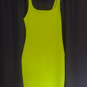 Snygg neon grön klänning från zara💕 aldrig använt och säljer den då den inte passar💖 köparen står för frakten! Original pris 400kr