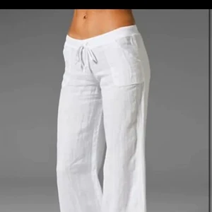 Vita byxor  - Vita tunna byxor perfekt till sommaren i storlek S. Skönt och luftigt material. Nyskick, säljer eftersom jag fick hem 2 vita istället för ett vitt och svart par. 