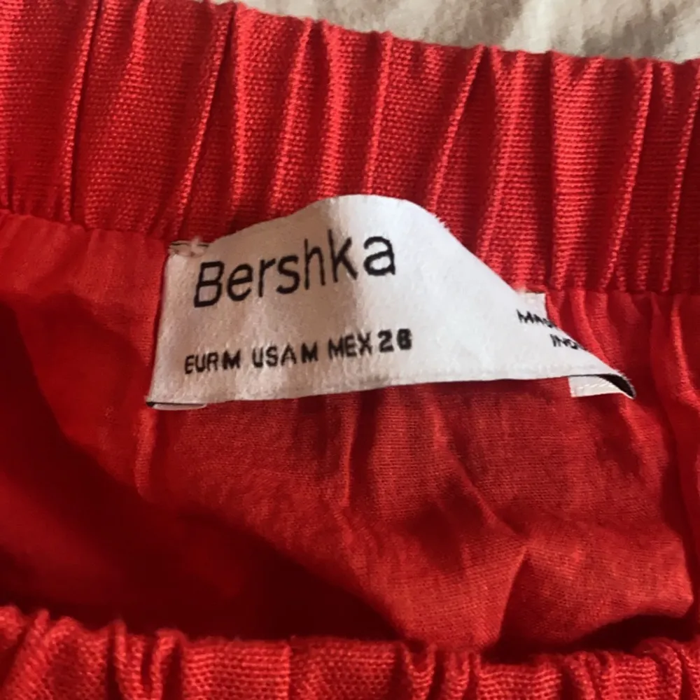 Gullig liten röd kjol från bershka som jag aldrig har använt tyvärr!! Storlek M men skulle säga att den kan passa en S också. Säljer för 95kr+frakt. Kjolar.