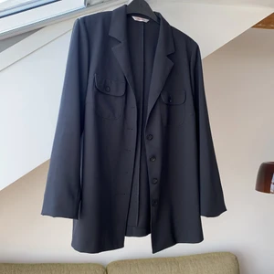 Svart skjorta!  - Snygg svart skjorta med avtagbara axelvaddar! Det står tyvärr ingen storlek men skulle tro att skjortan är i storlek M. Tror att skjortan är i en blandning av polyester och viskos