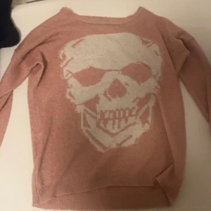 Råsa döskalle tröja? - Stickad rosa döskalletröja! Skriv för mer bilder