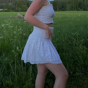 Sommarkjol  - En vit söt kjol från Cubus som jag köpte förra året men inte fick någon användning för 💕 nypris: 299 kr   Perfekt nu till sommaren!