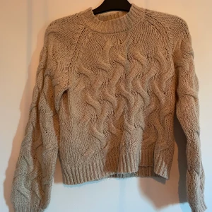 Kabel stickad tröja - En kabel stickad tröja. I använt skick. Storlek:XXS/XS