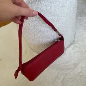 Väska från PLT  - Söt röd väska från PrettyLittleThing