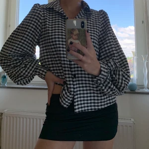 Rutig blus - Säljer denna supersnygga blus från monki som tyvärr inte kommer till användning längre 💞 köparen står för frakten men jag möter även upp i Lund💞