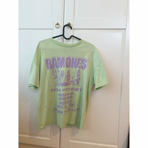 Hm grafisk t-shirt - En ljusgrön t-shit med lila tryck på framsidan från hm, oversized. Använd men i bra skick 