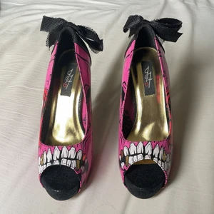 Högklackat  - Oanvända högklackade i märket Iron Fist. Gold Digger platform. Storlek 36