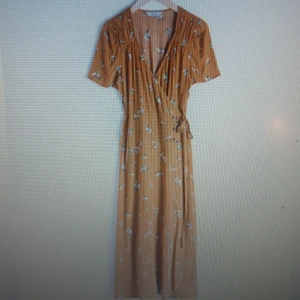 SÖKES  - Söker denna klänning från & other stories. Gärna storlek 36, 38. 