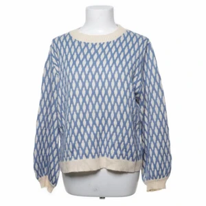 Stickad tröja, M - Stickad tröja som jag köpt second hand. Söt men använder inte längre🤍