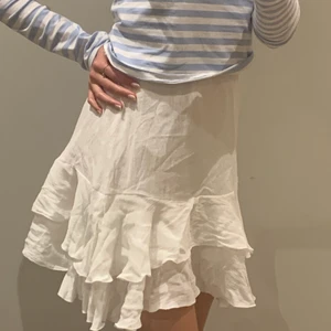 Vit volang kjol-nakd - Superfin vit sommarkjol med volang längst ner. Säljer då jag har en annan liknande. Använd ett fåtal gånger💕💕. Nypris: 300kr