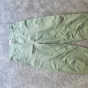 Cargobyxor  - Hej jag säljer dessa asballa cargobyxorna från zara som jag köpte för något år sedan. Tyvär så kommer dem inte till användning längre men jag hoppas på att någon annan kan älska dem lika mycket som jag har. Byxorna går lite över ankeln på mig som är 173cm. 
