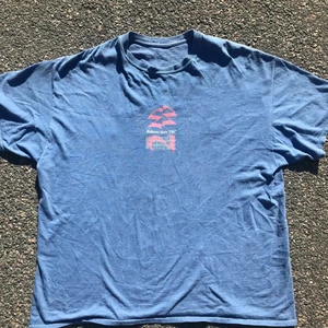 Urban outfitters - XL + oversized, har täcken på slitage men märks knappt. Fråga gärna om fler bilder!