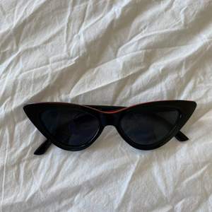Solglasögon svarta/röda  Obs köparen står för frakten 