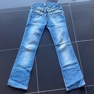 Lågmidjade jeans  - De är lågmidjade och bootcut/straight och ganska stretchiga skulle jag säga😍 passar strl xs-m. 