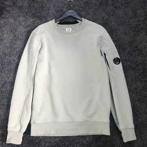 C.P COMPANY sweatshirt - En fin C.P COMPANY sweatshirt i mycket bra skick. Inga fläckar/hål eller något annat fel. Färg=ljus grön/oliv grön. Storlek Large. Ny pris är runt 1500kr. kan skicka fler bilder vid intresse.                (FRI FRAKT!) 100% ÄKTA!