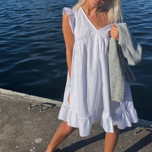 Sommar klänning - Den perfekta sommarklänningen från boohoo i stl XS. Köptes förra sommaren och finns därav inte kvar att köpa från hemsidan. Köparen står för frakten💕