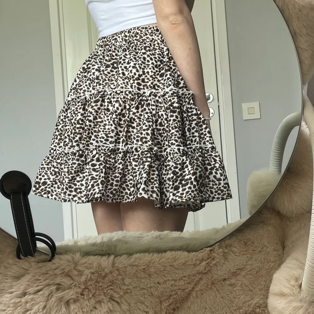 Leopardmönstrad kjol som aldrig kommit till användning🐆 Köpare står för frakt, Skriv privat vid fler frågor🤍. Kjolar.