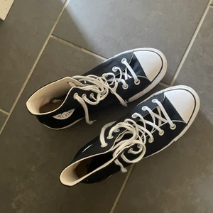 Converse - Höga svarta platåconverse, använda typ 3 gånger, frakt ingår🧡