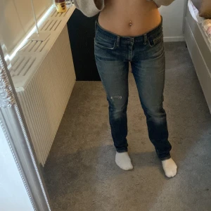 Levis straight jeans - Jag funderar på att sälja dessa snygga Levis jeansen, dessa är lite stora på mig och får därför inte så mycket användning. De har en unik blå färg som ser lite konstig ut på bilderna så kan gärna skicka nya egna bilder om det är så! (Osäker på pris)