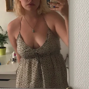 Söt sommarklänning - Jätte jättefin sommarklänning som jag önskar att jag kunde ha men jag har lite för stora bröst. Man knyter den i nacken, den går till knäna på mig (166cm). Köparen står för frakten!🧃💕