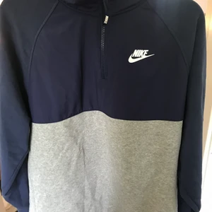 Tröja från Nike  - Cool och skön tröja från Nike. Väldigt fint skick! Storlek S i herr men sitter perfekt oversized på mig som är tjej och vanligtvis har S-M.  Hör av dig om du vill ha mer bilder.                                                        Köparen står för frakt. 