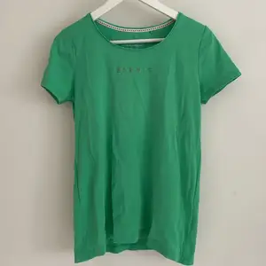 Grön Esprit t-shirt köpt på second hand i fint skick. storlek är L/XL men i barnstorlek så S/M ungefär. Säljer pga att den inte kommer till användning⭐️