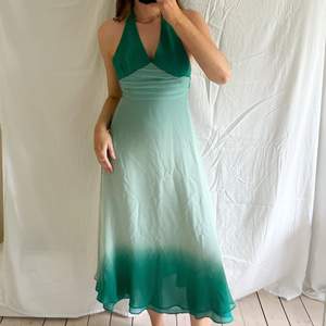 Superfin långklänning i olika färger av grön! Jättebra skick! perfekt nu till midsommar!! Stl S, köparen står för frakten :)