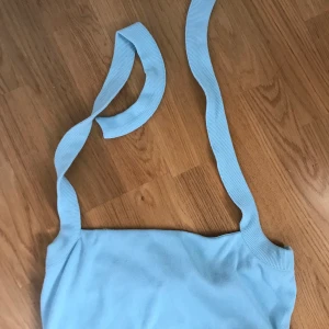 Topp  - Säljer min fina blåa topp ifrån Hanna Shönbergs kollektion storlek M, köparen står för frakt✨ 