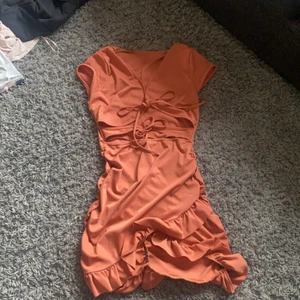 Shein klänning  - Aldrig använd pga passade ej - i referens är jag en L men råkade beställa M så denna kan passa M samt folk i S beror på hur man vill den ska sitta!