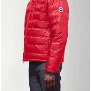 Canada goose jacka herr - Canada goose jacka i brs skick säljer då jag köpt en ny, mitt pris 1800kr  Skick 9/10 Ny pris 6775 