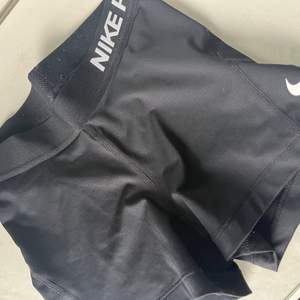 Säljer dessa Nike PRO shorts som är i storlek XS. De är endast testade och har inga defekter. 