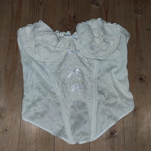 Söt créme vit topp S/XS - Créme vit topp/BH, mycket vackert Väl använd 