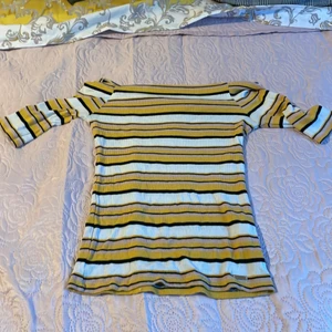 Off-shoulder topp  - Off-shoulder topp, stretchig, kortärmad.