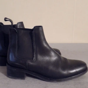 Tiger of Sweden Edmonton Boots - Tiger of Sweden skor, Edmonton Boots i äkta skinn, storlek 39, säljes i bra skick. De är lite slitna längst bak på sulorna och skulle behöva sig en skoputs men är annars i väldigt fint skick. Har blivit använda under en höst. Frakt tillkommer 💜 