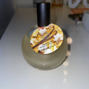 Parfym - Vanilla marshmallow shimmer mist✨🍦100ml, Använd ett par gånger, säljes på grund av att jag inte använder den så ofta. Slut i lager på The body shops hemsida!