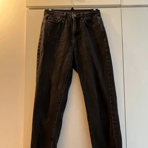 Svarta momjeans - Svarta momjeans i urtvättad färg. Avklippta i benen.