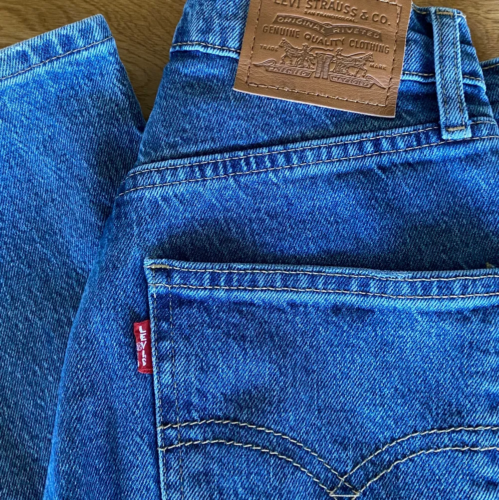 Levis 70s high slim straight jeans storlek 25x28, helt oanvända Säljer pga för små . Jeans & Byxor.