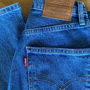 Levis 70s high slim straight jeans storlek 25x28, helt oanvända Säljer pga för små 