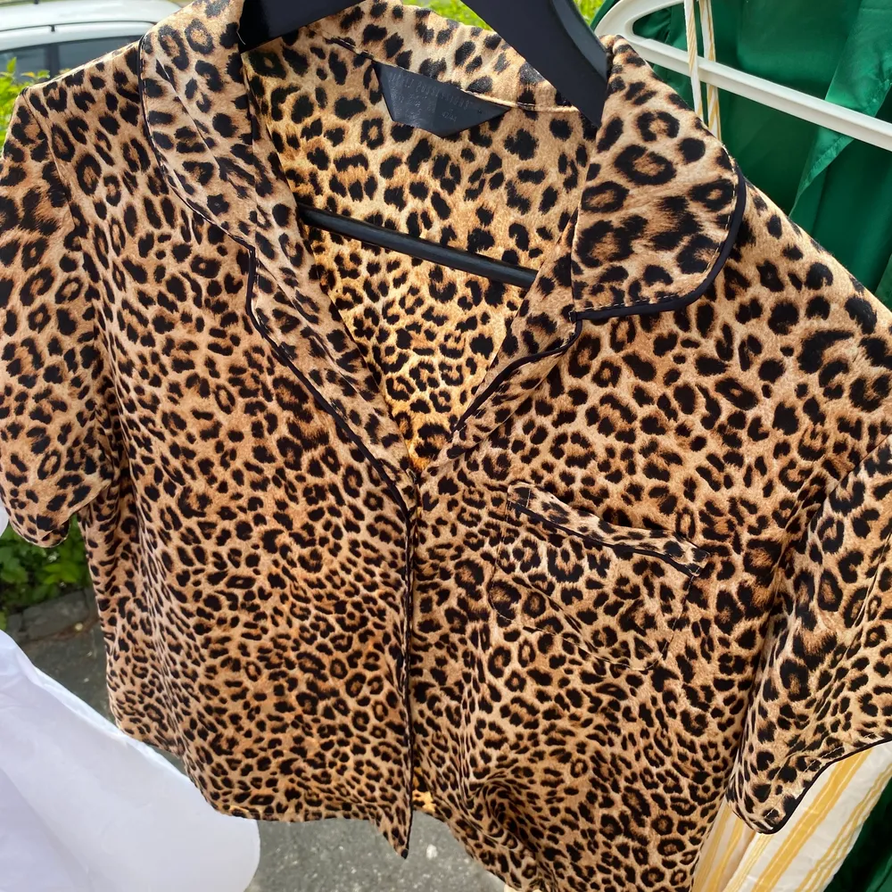 Leopardmönstrat set med långa byxor och kortärmad skjorta i satinliknande material, nästintill oanvänt!. Klänningar.