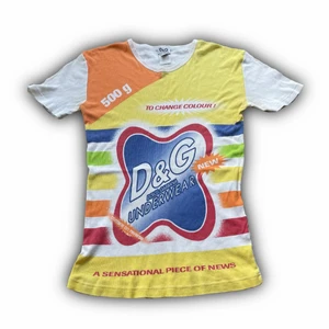 Dolce & Gabbana T-shirt - !-50%!Dolce & Gabbana T-shirt! Väldigt unik! Hittar ingen storlek men skulle säga S i herr,kan passa större! Baksidan är vit (depop ’litchi003’ för bild) Inga fläckar men har ett litet hål på framsidan(se sista bild) men knappt synbart!💘