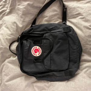 Fjällräven väska  - Svart ÄKTA fjällräven väska. Använd en sommar så i fint skick, köpt för 899 kronor. 