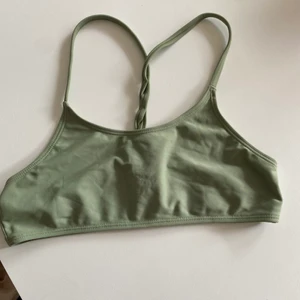 Bikini - En välanvänd bikini överdel som är utan padding, den är jätte fin och bekväm 💚💚💚