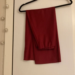 Röd satinkjol - Jättefin röd satinkjol som går att både klä upp och ner beroende på tillfället. Säljer då den inte kommer till användning mer. 💖