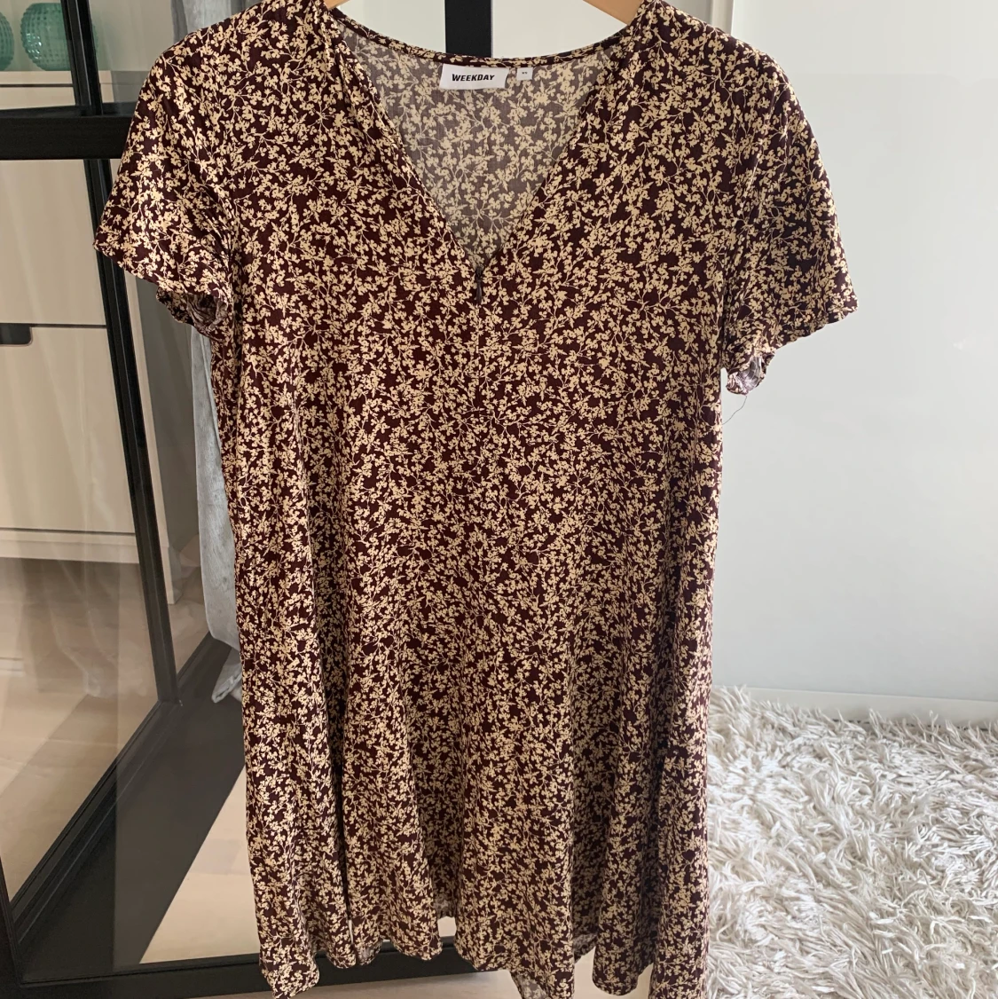 Blommig vinröd/beige klänning weekday