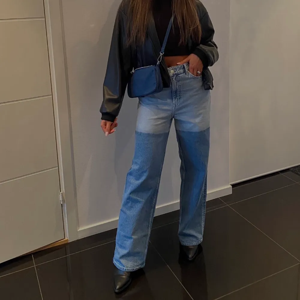 Så coola jeans köpta på H&M 💙💙. Jeans & Byxor.