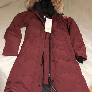 Canada goose jacka - Canada goose kvinno jacka köpt för 10.000kr jätte bra skick oanvänd fast gammal (ÄKTA PÄLS)