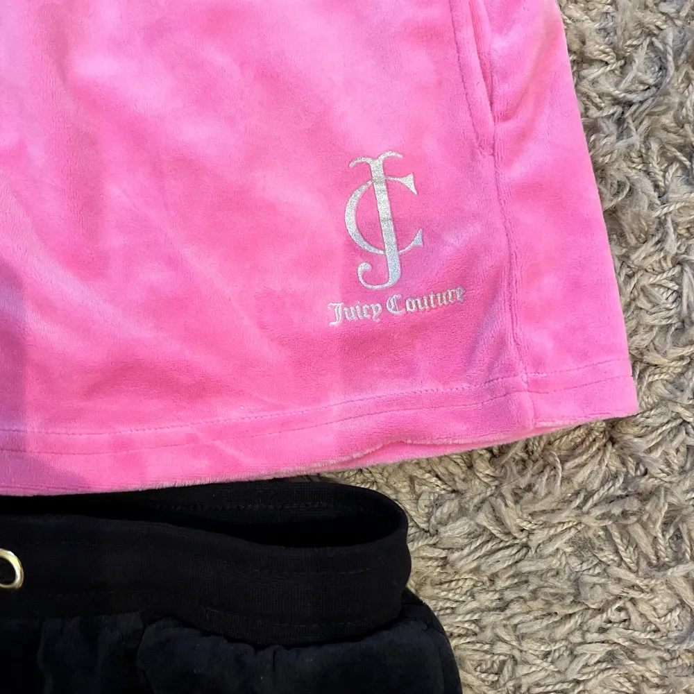2 stycken juicy Couture shorts storlek 10Y passar mig som har XXS. Dom rosa är använda 1 gång och dom svarta har lapparna kvar.   300kr för båda . Shorts.