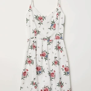 Vit byxdress  - Vit byxdress med rosa blommor, på första bilden är det en klänning men det är en byxdress i samma mönster! Använd fåtal gånger, nyskick! :)